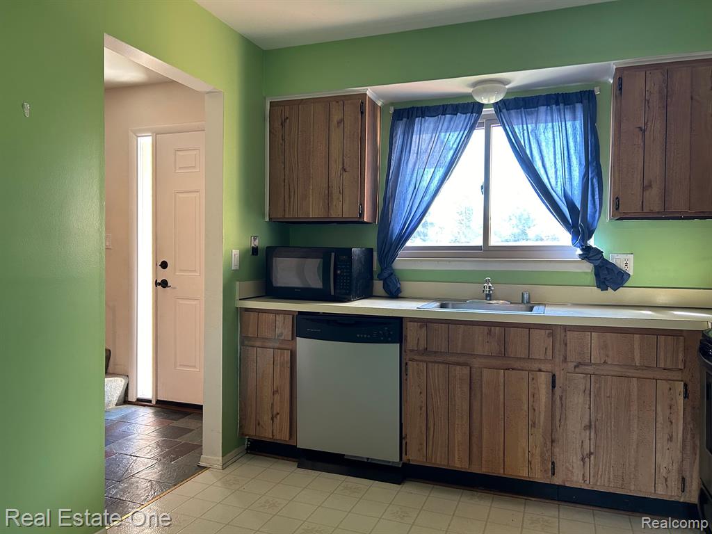 3988 OLD CREEK Road, Troy, MI 48084 — Photo 3