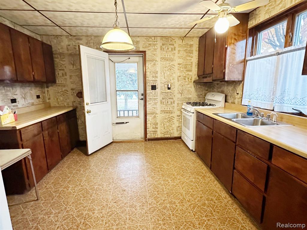 426 PLUM Street, Wyandotte, MI 48192 — Photo 15