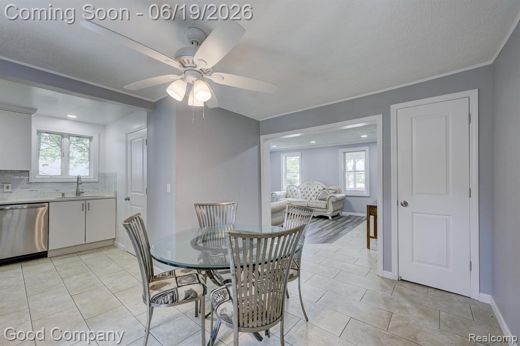 335 W Lincoln Avenue, Madison Heights, MI 48071 — Photo 12