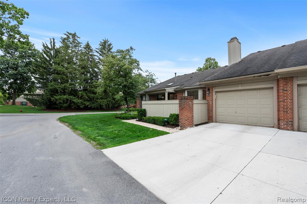7208 Green Farm Road, 154, West Bloomfield, MI — Photo 2