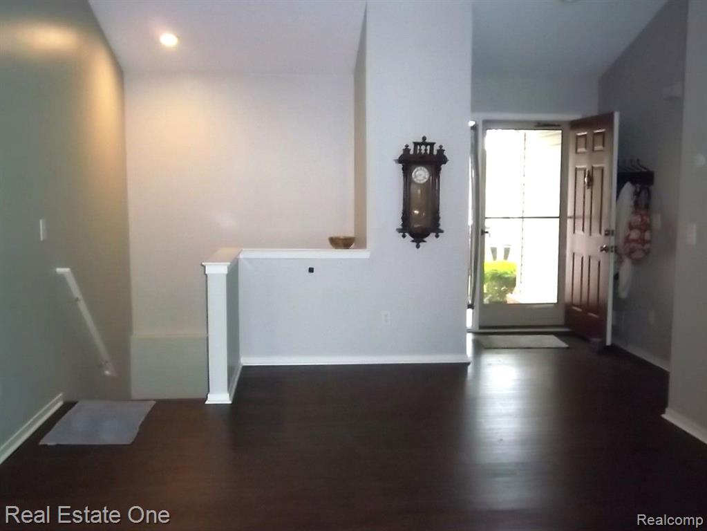 2054 MAPLEHURST Drive, 46, Commerce Twp, MI 48390 — Photo 2