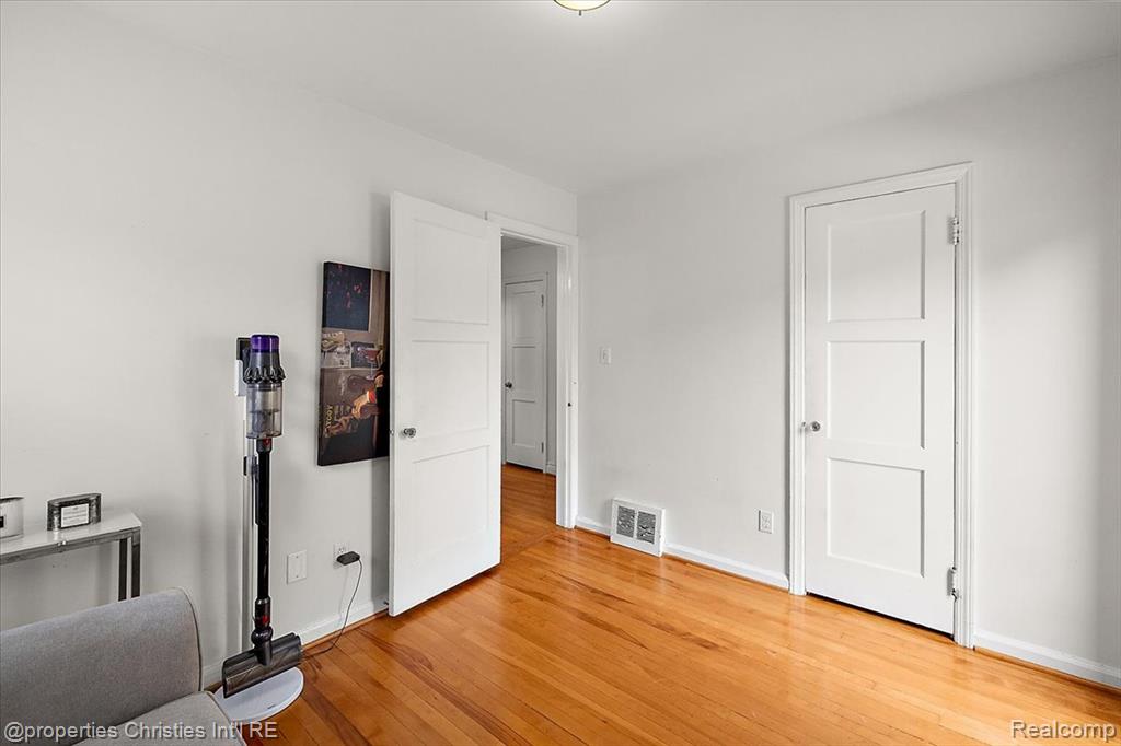 559 E Southlawn Boulevard, Birmingham, MI 48009 — Photo 14