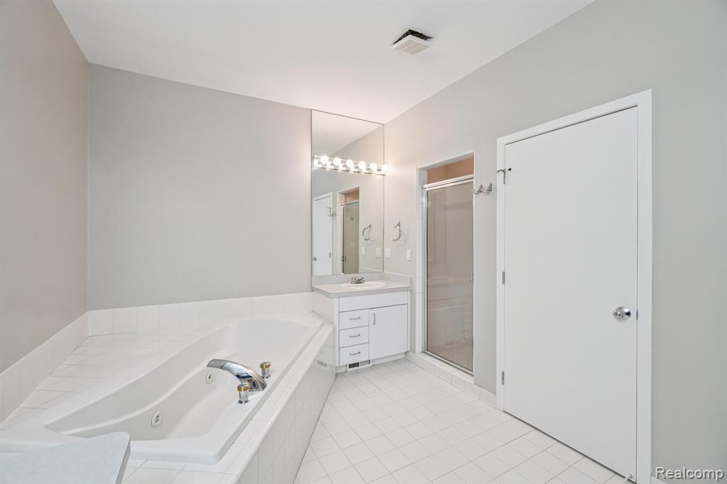 7366 Crackling Creek Circle, 1, West Bloomfield, MI — Photo 23