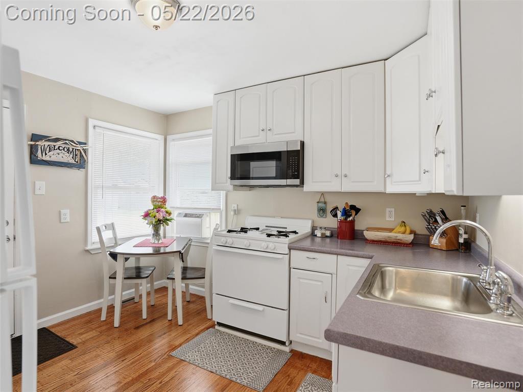 504 E Hudson Avenue, Madison Heights, MI 48071 — Photo 9