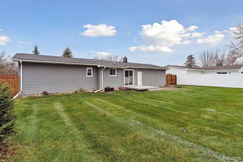 7107 FAIRGROVE Drive, Swartz Creek, MI 48473 — Photo 32