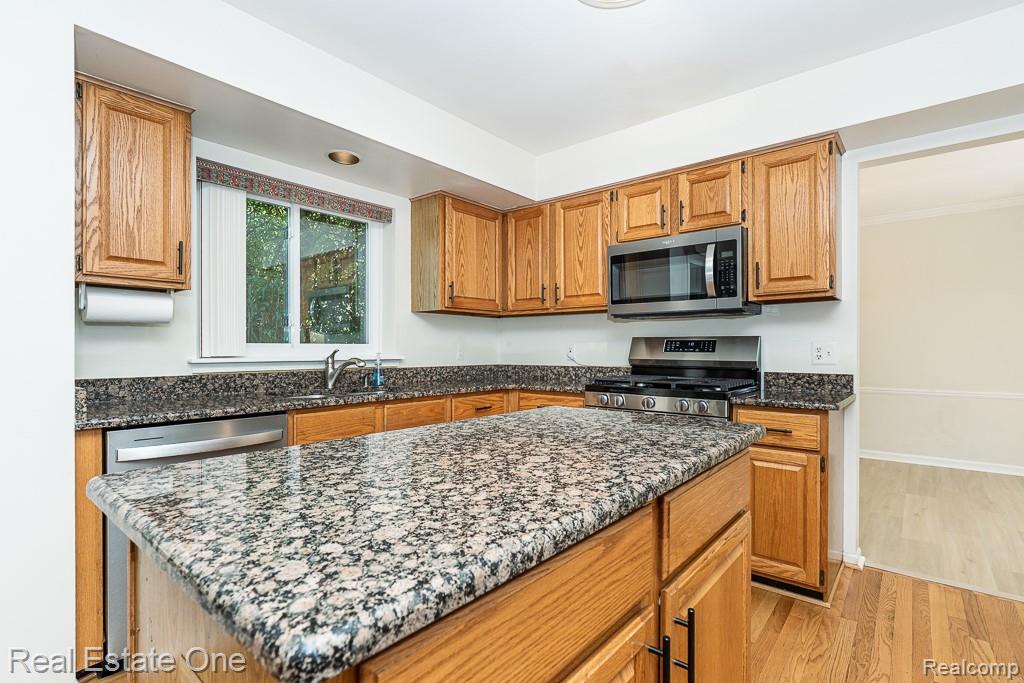 619 Whitney Drive, Rochester Hills, MI 48307 — Photo 16