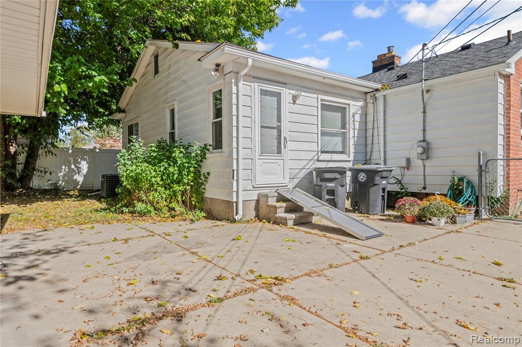 9627 Merriman Road, Livonia, MI 48150 — Photo 9