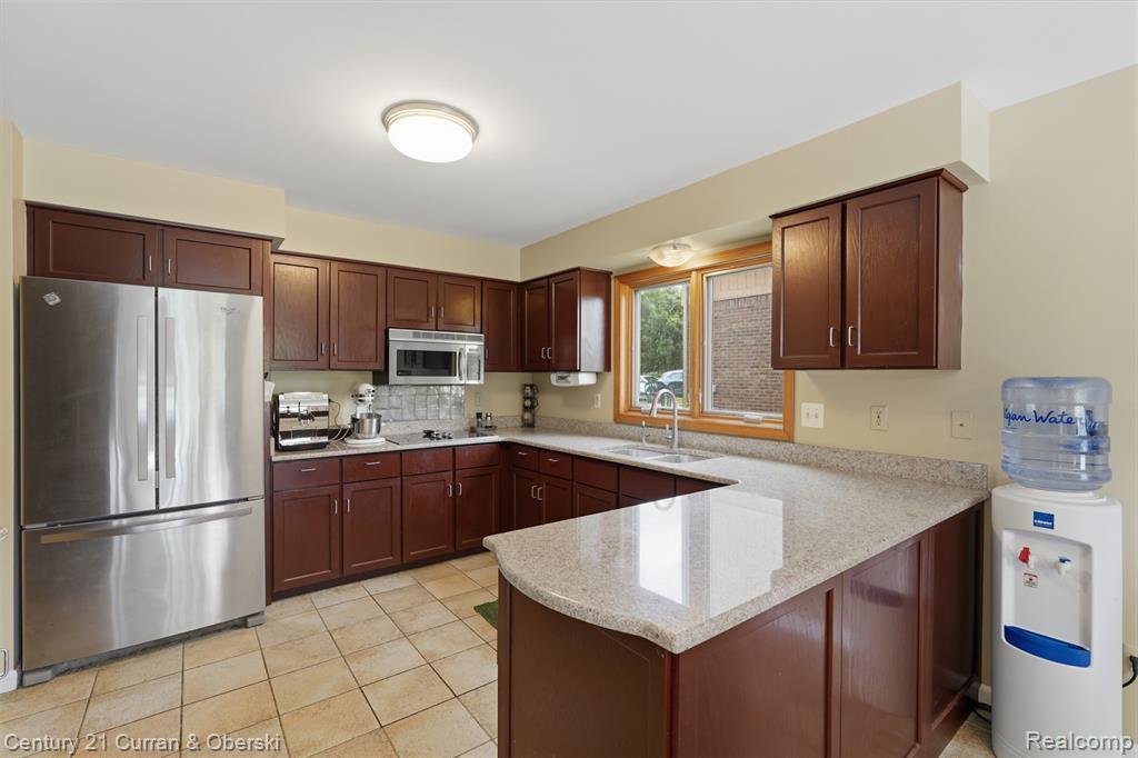 30785 Mystic Forest Drive, Farmington, MI 48331 — Photo 9