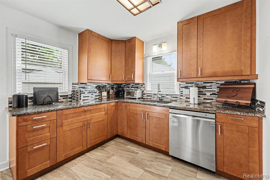 8215 Clinton River Road, Sterling Heights, MI 48314 — Photo 11