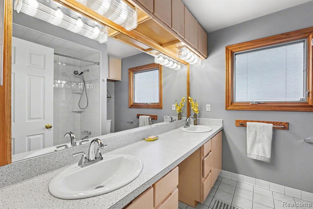 39712 Crystal Drive, Sterling Heights, MI 48310 — Photo 21