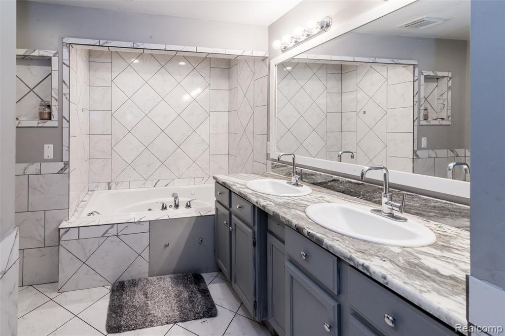 30000 Oakgrove Street, Saint Clair Shores, MI 48082 — Photo 24
