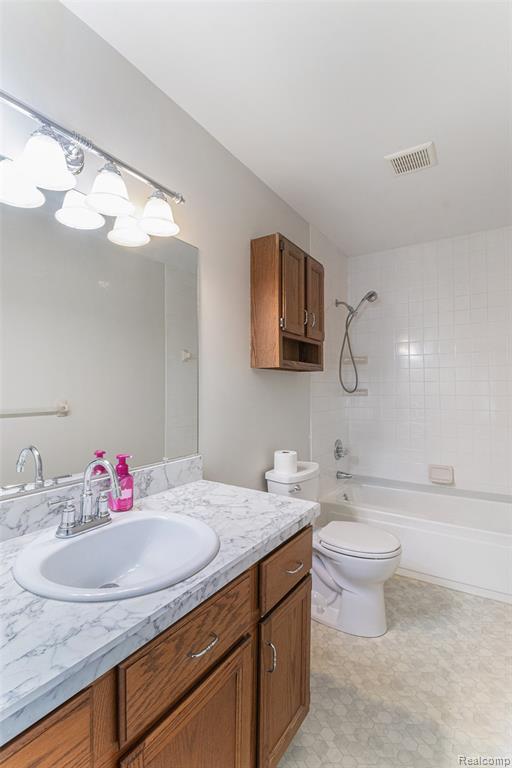 7453 Country Meadow Drive, Swartz Creek, MI 48473 — Photo 11