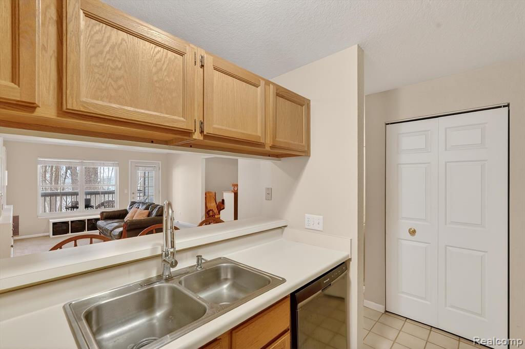 613 Curzon Court, 203, Howell, MI 48843 — Photo 11