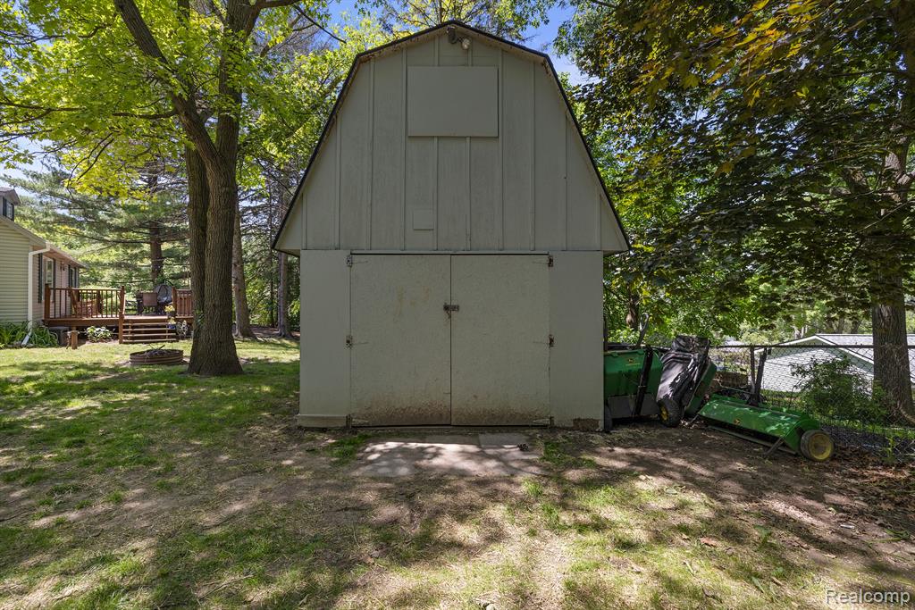 8110 W CIRCLE Drive, Clarkston, MI 48348 — Photo 42