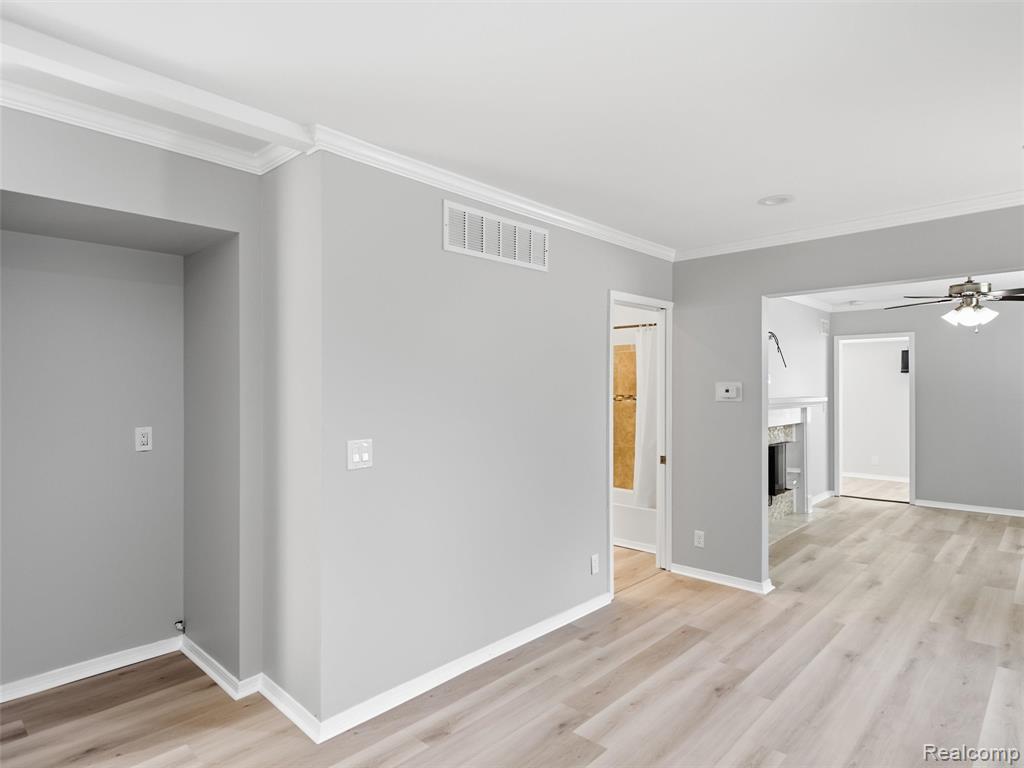 84 W End Avenue, Waterford, MI 48328 — Photo 10