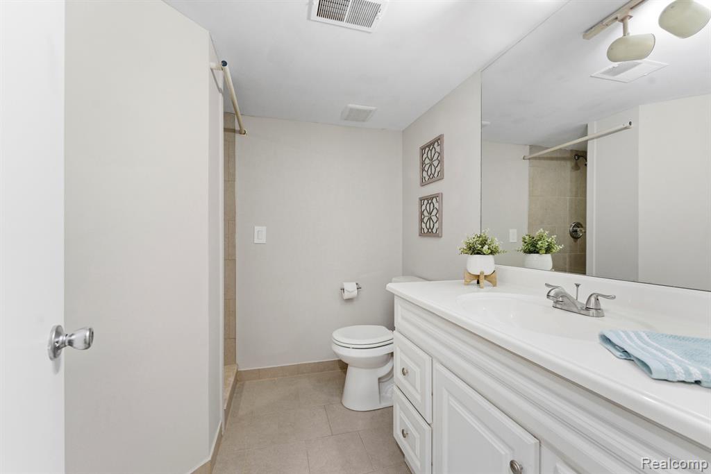 7533 Danbury Drive, West Bloomfield, MI — Photo 31
