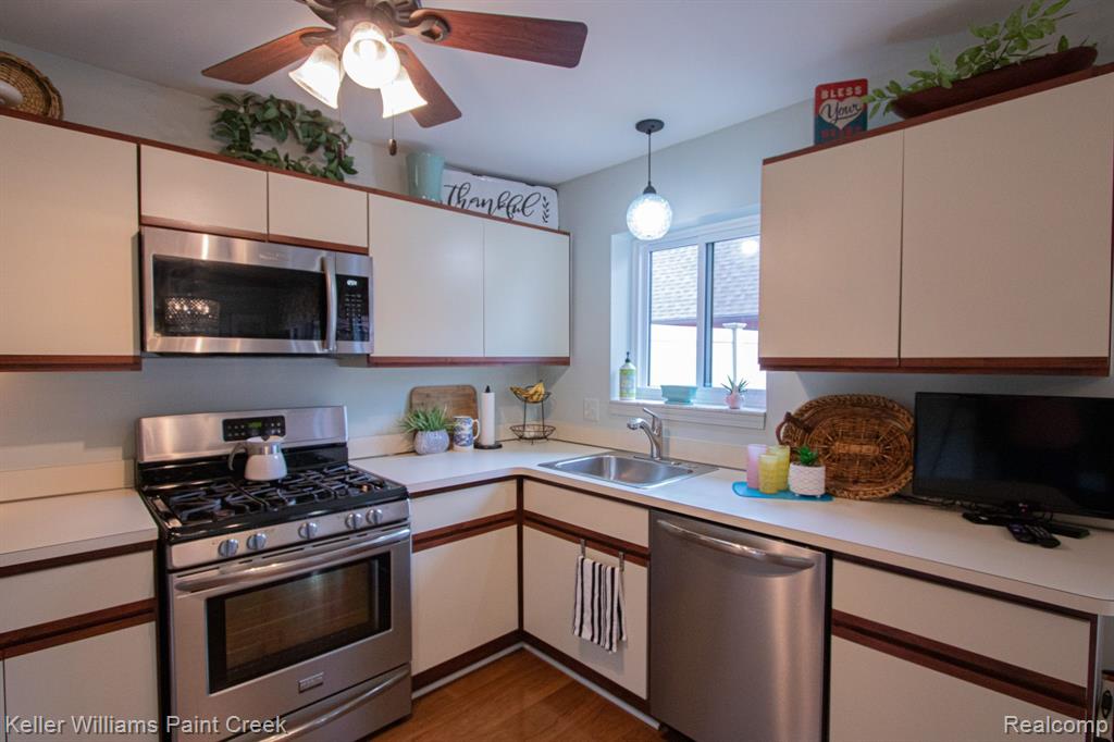 42200 LOCHMOOR Street, Clinton Twp, MI 48038 — Photo 12