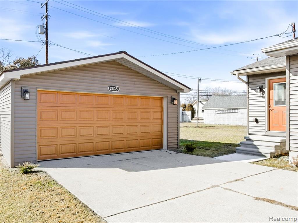 2835 17th Avenue, Port Huron, MI 48060 — Photo 2