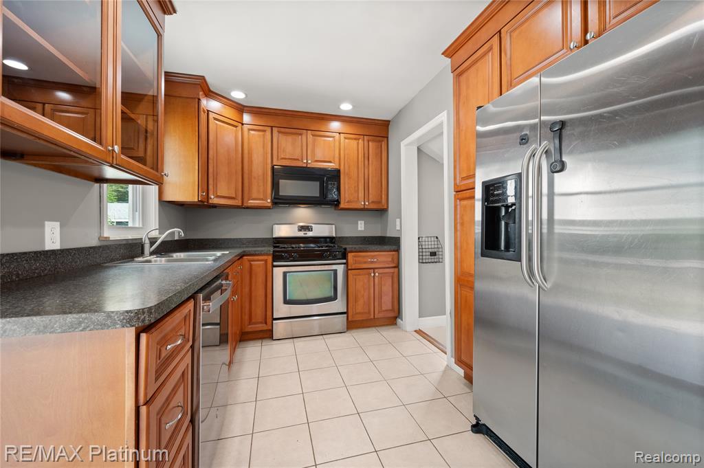 709 Elmwood Drive, Fenton, MI 48430 — Photo 12