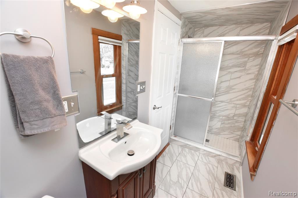 404 Adelaide, Fenton, MI 48430 — Photo 12