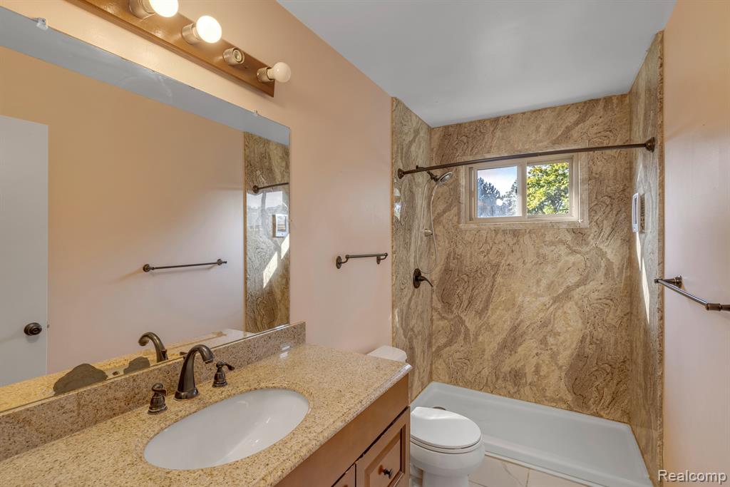 2952 ROUNDTREE Drive, Troy, MI 48083 — Photo 12