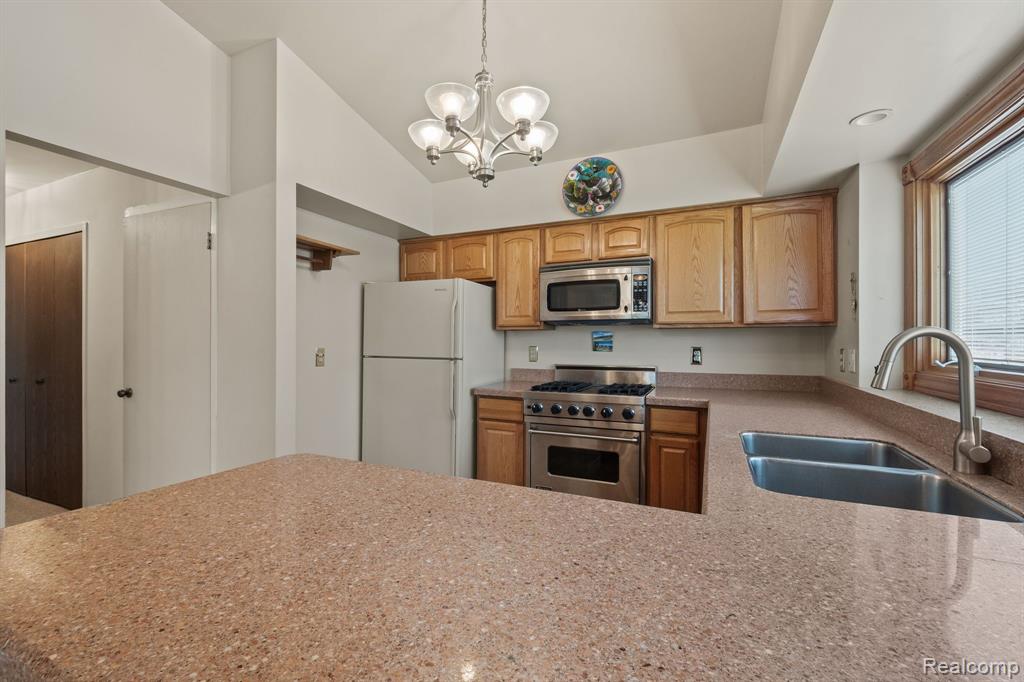 6435 DENTON Drive, Troy, MI 48098 — Photo 13