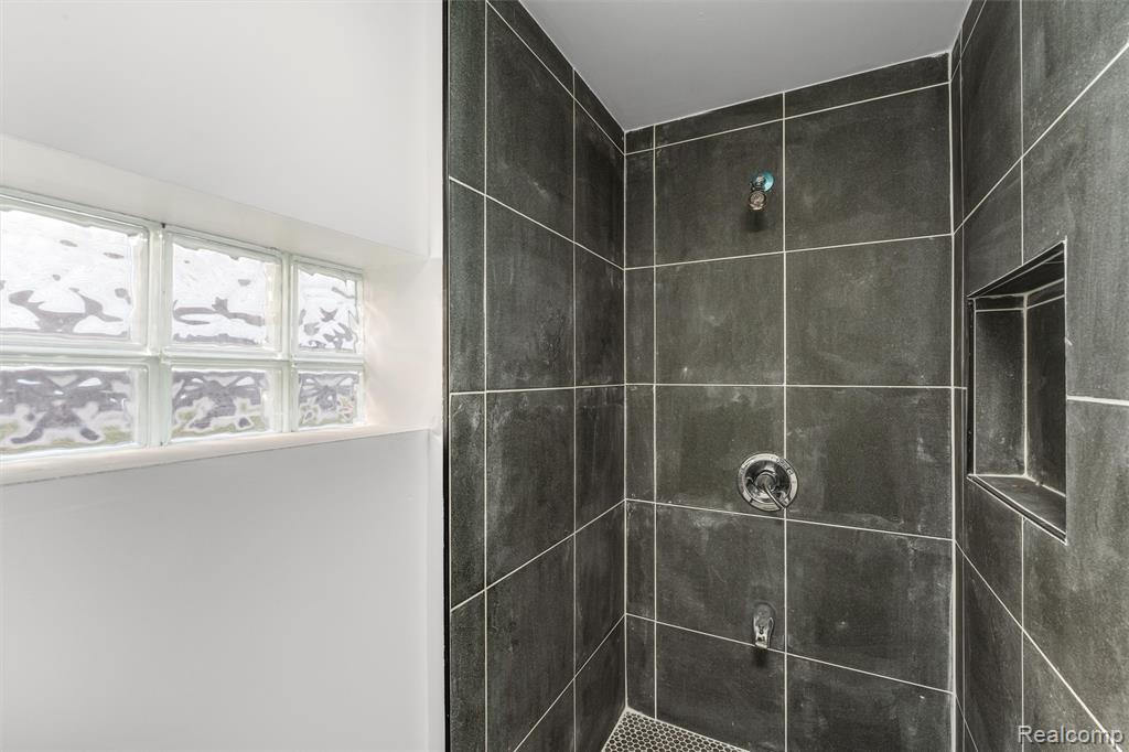 20462 Hollywood Street, Harper Woods, MI 48225 — Photo 21