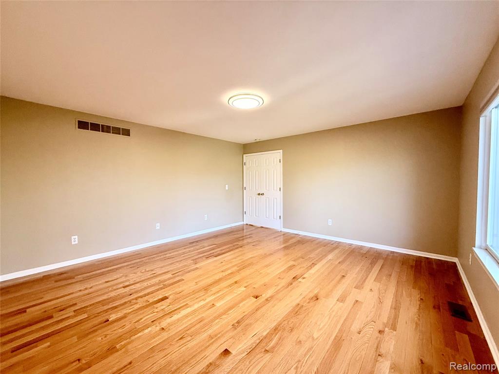 44000 Settlers Creek Court, Novi, MI — Photo 12