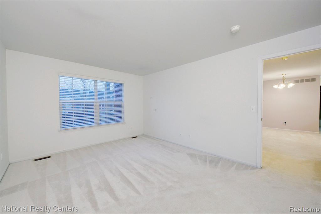 6104 JASMINE Drive, Walled Lake, MI 48390 — Photo 26