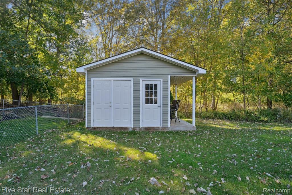 490 CLAYBURN Boulevard, Waterford, MI 48327 — Photo 37