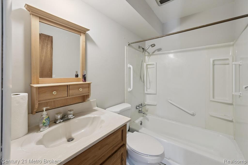 4460 Torrey Road, Flint, MI 48507 — Photo 16