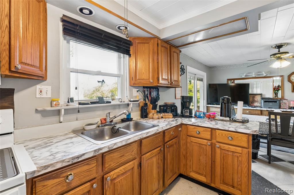 11472 E Lippincott Boulevard, Davison, MI 48423 — Photo 13
