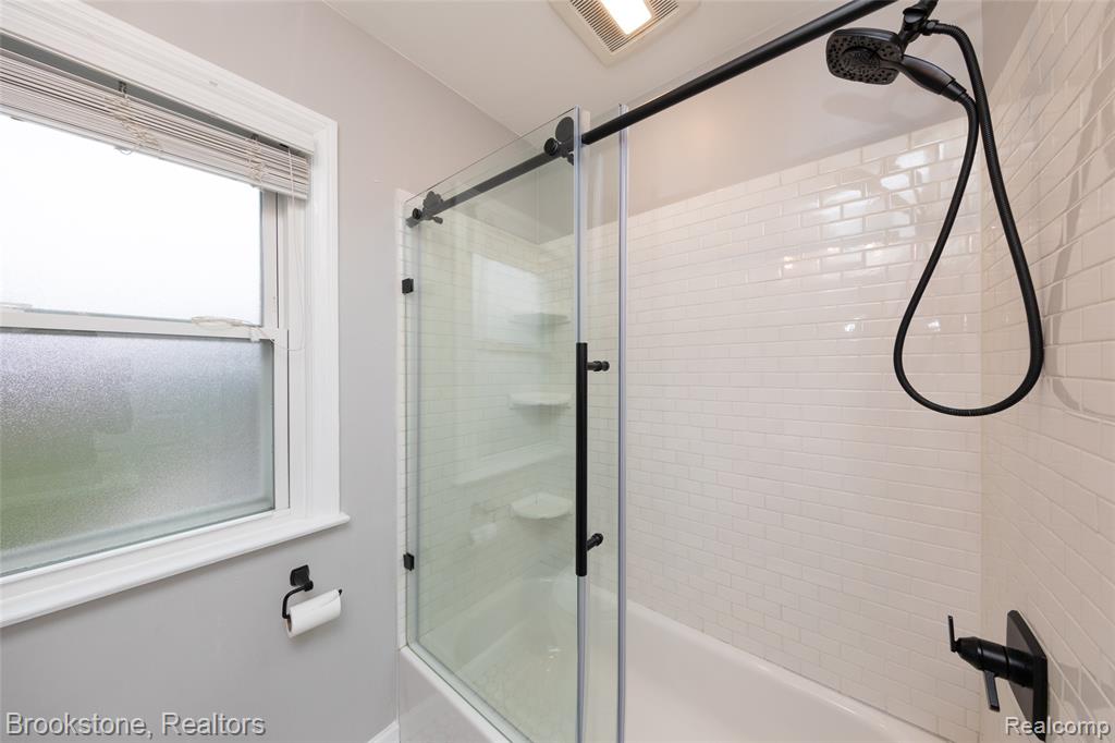 2156 Cambridge, Berkley, MI 48072 — Photo 32