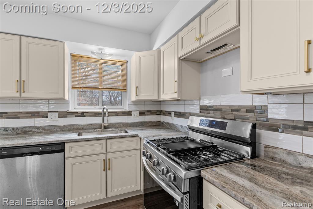 8456 Robindale Avenue, Dearborn Heights, MI 48127 — Photo 16