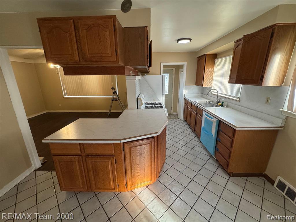 8401 Nightingale Street, Dearborn Heights, MI 48127 — Photo 4