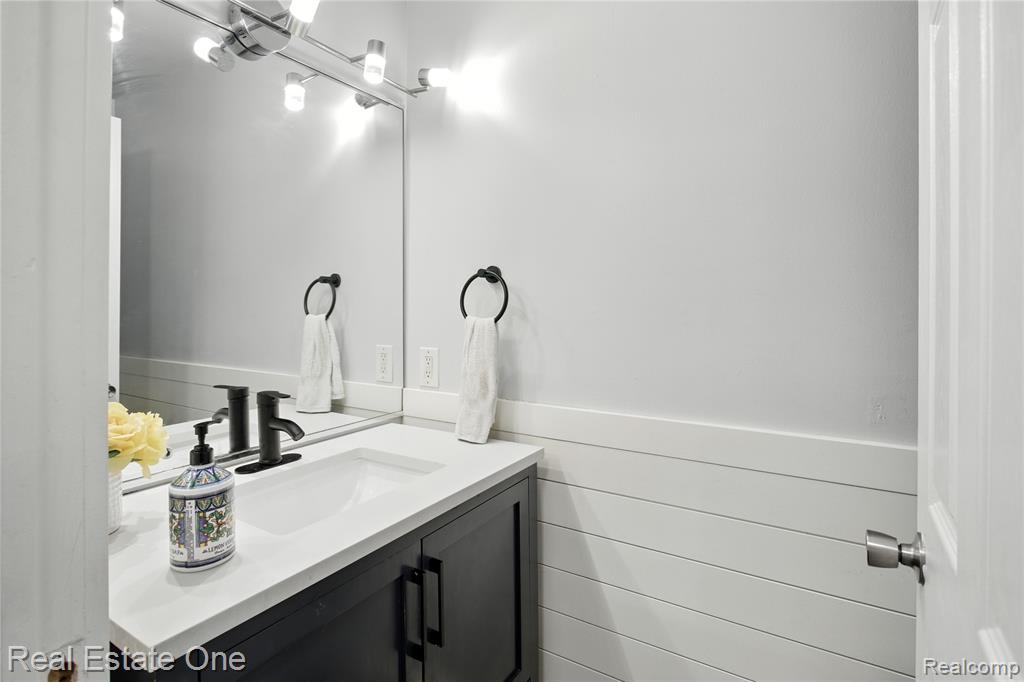 7335 Willow Oak Drive, West Bloomfield, MI 48324 — Photo 20