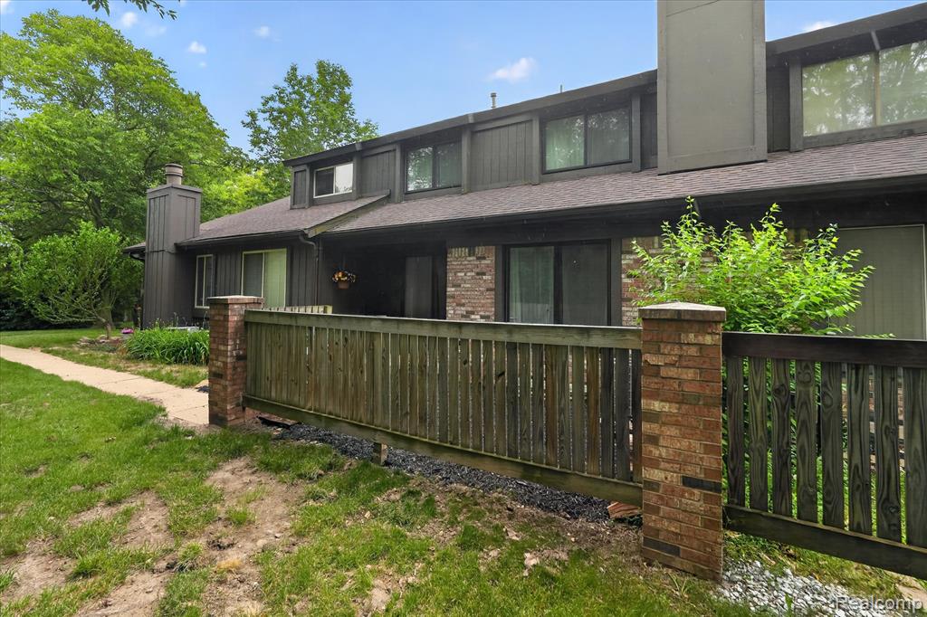 2017 Beekman Court, Flint, MI 48532 — Photo 2