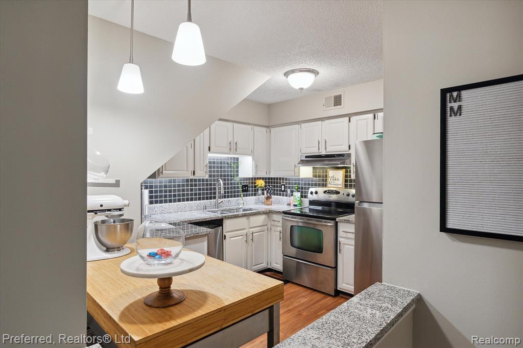 262 PINEWOOD Drive, Plymouth, MI 48170 — Photo 17
