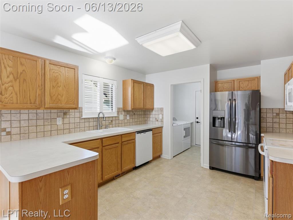 7035 Iris Court, Grand Blanc, MI 48439 — Photo 14