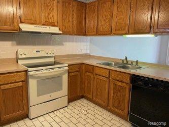 902 RIDGE Court, 122, Brighton, MI 48116 — Photo 11