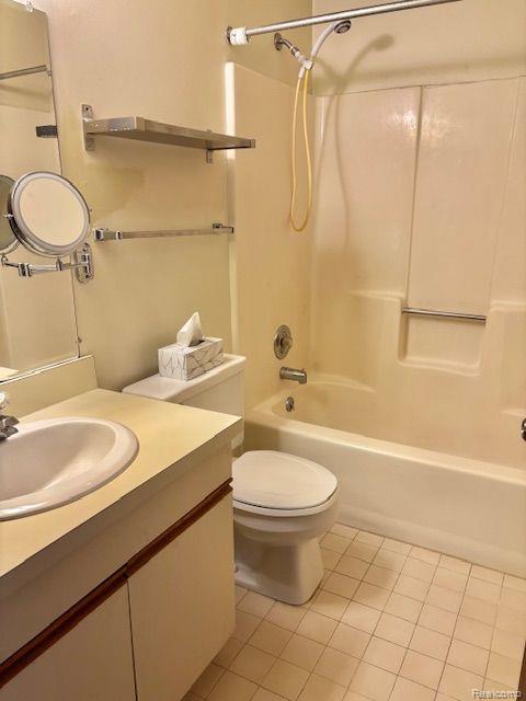 2465 Riverside Drive, 212, Trenton, MI 48183 — Photo 16