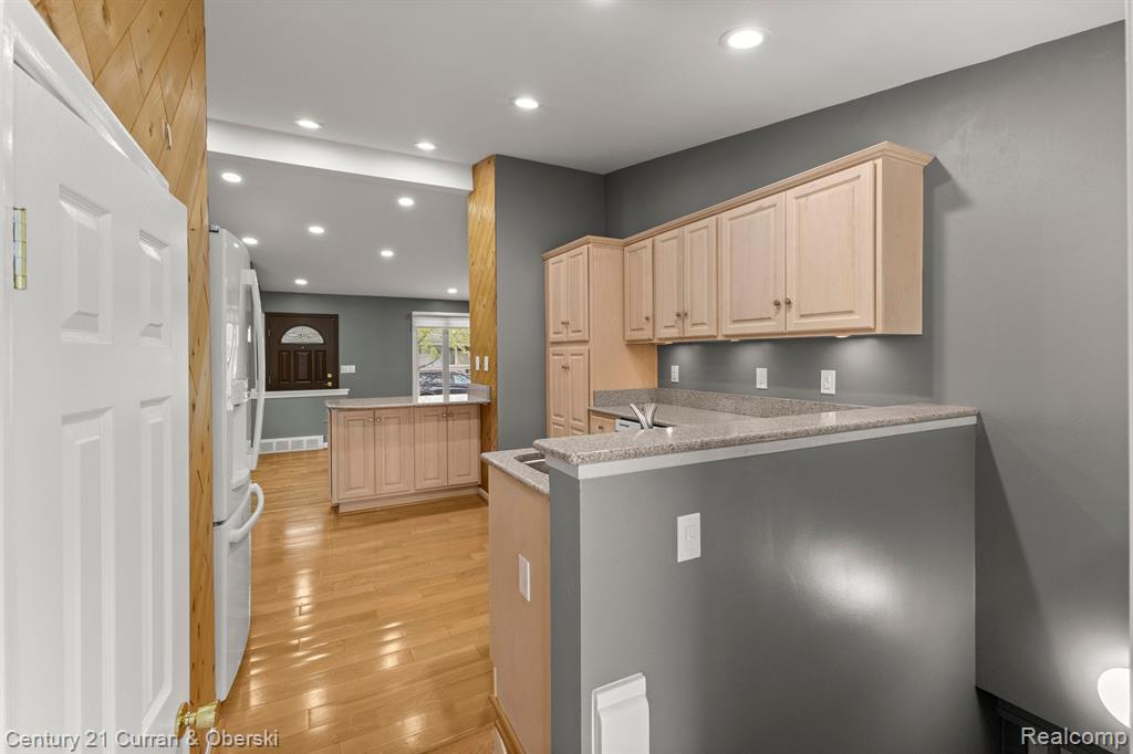 7484 N CHARLESWORTH Street, Dearborn Heights, MI 48127 — Photo 19