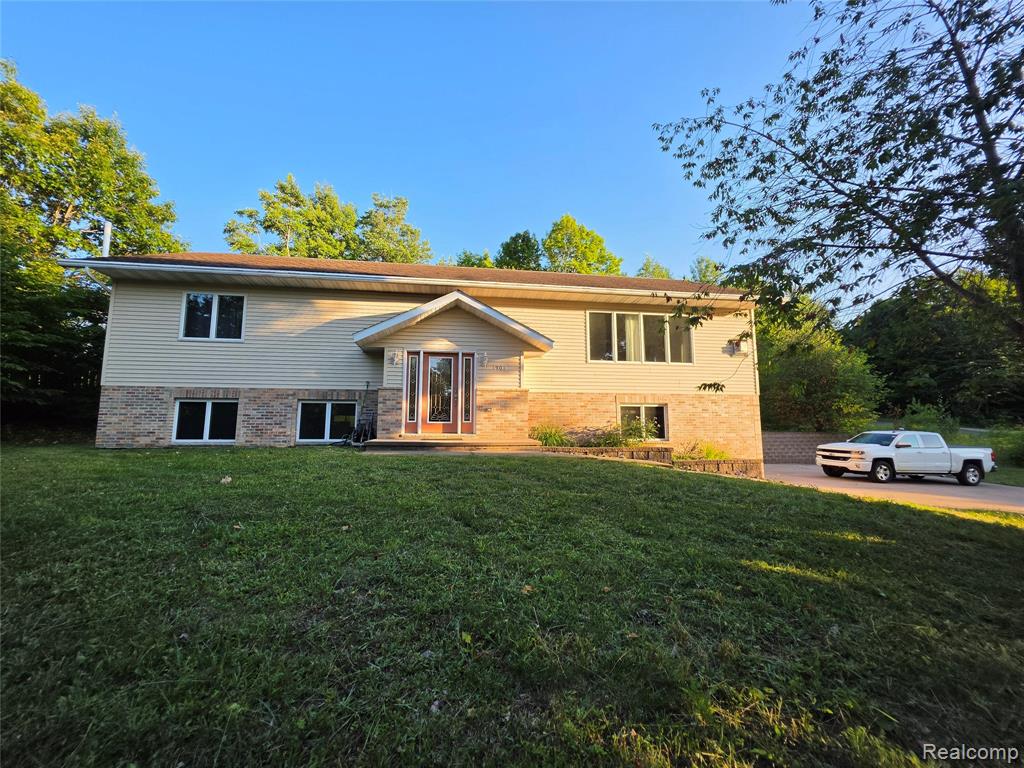 1901 Spruce Lane - Photo 2