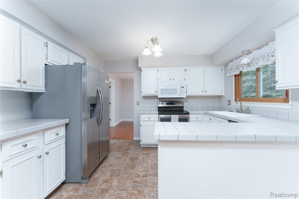4276 Macqueen Drive, West Bloomfield, MI 48323 — Photo 16