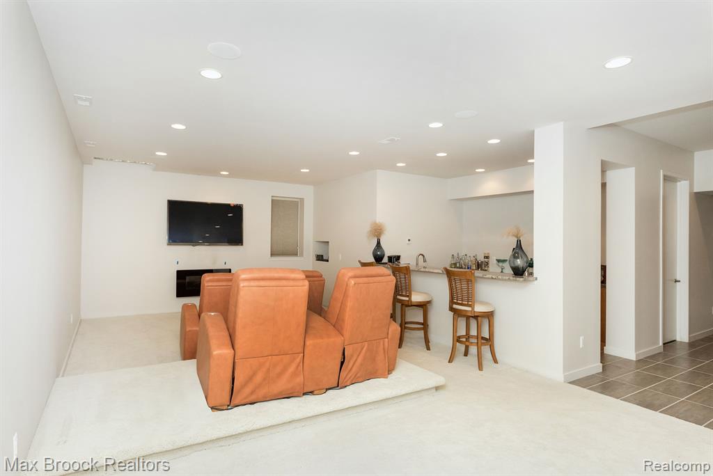 5681 SHORE Drive, Orchard Lake Village, MI 48324 — Photo 49