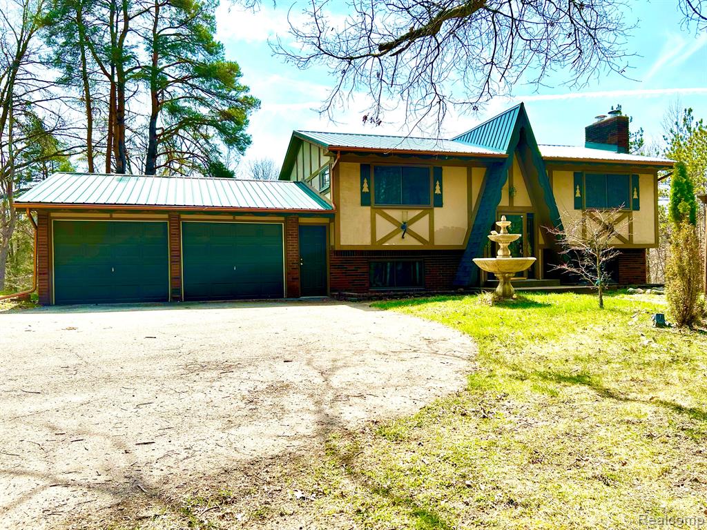 400 WOLFE Road, Ortonville, MI 48462 — Photo 2