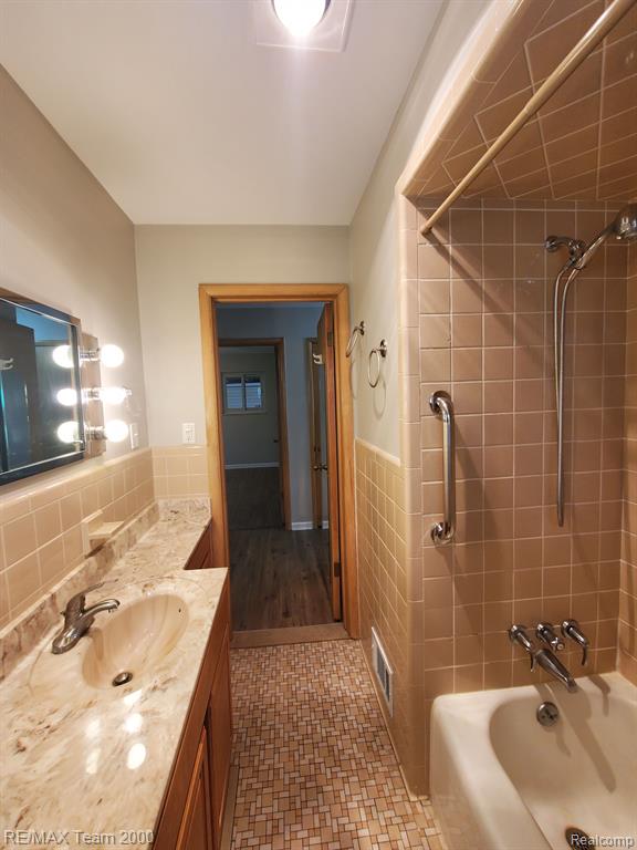 4565 UNIVERSAL Street, Dearborn Heights, MI 48125 — Photo 17