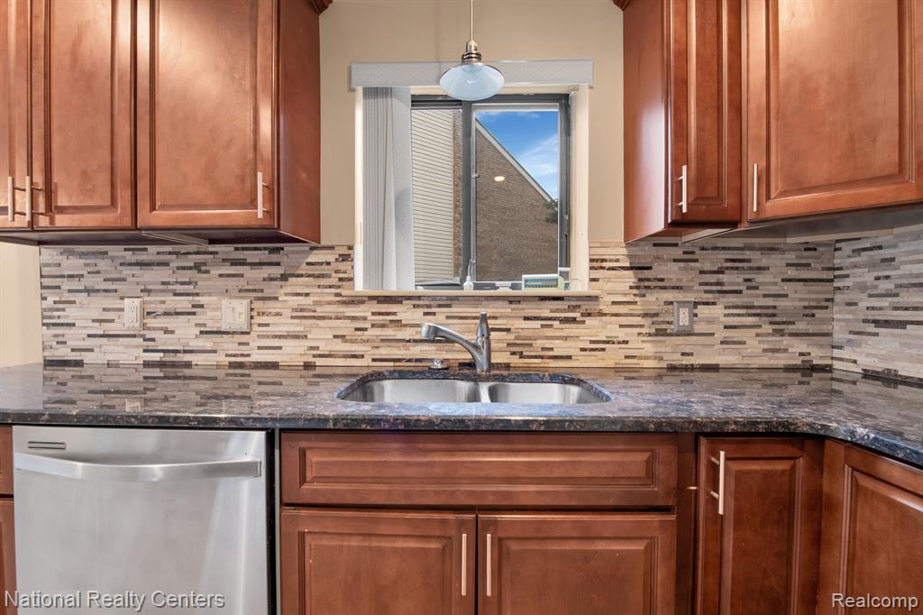 29214 W CHANTICLEER Drive, Southfield, MI 48034 — Photo 9