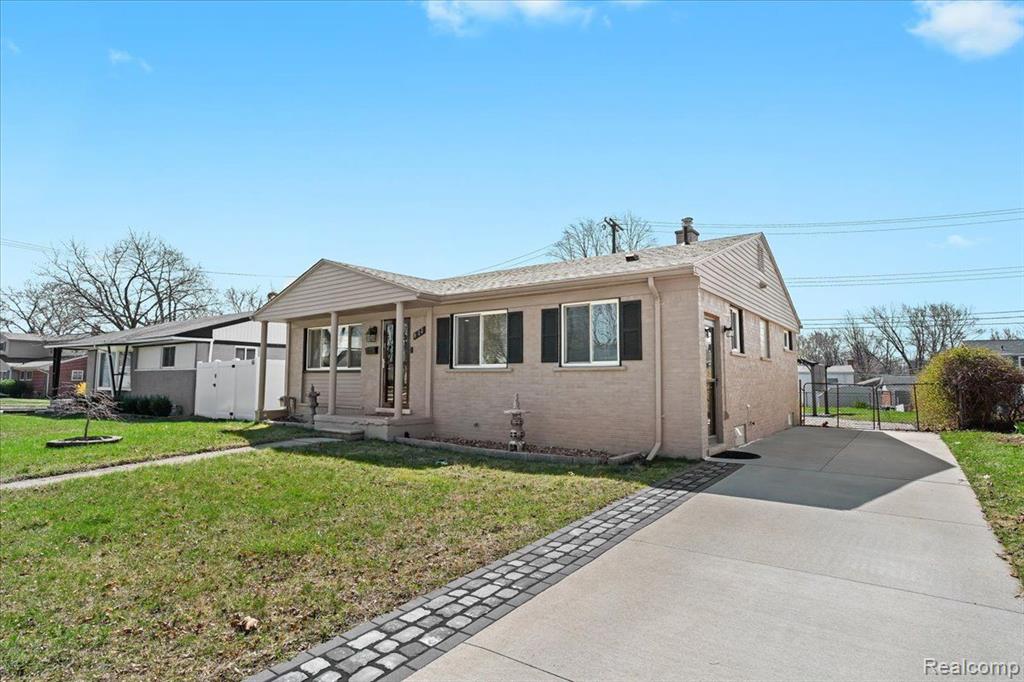923 W Stephen Avenue, Clawson, MI — Photo 2