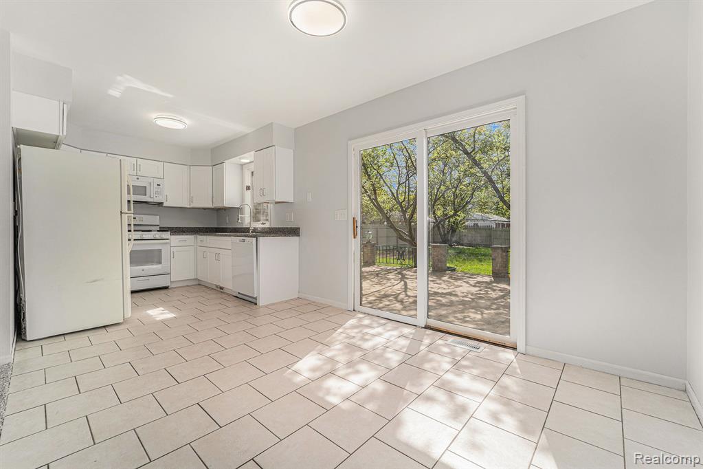 6075 N VERNON Street, Dearborn Heights, MI 48127 — Photo 15